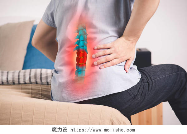 脊椎疼痛在家里有背痛的人在下背部受伤照片与突出的骨架